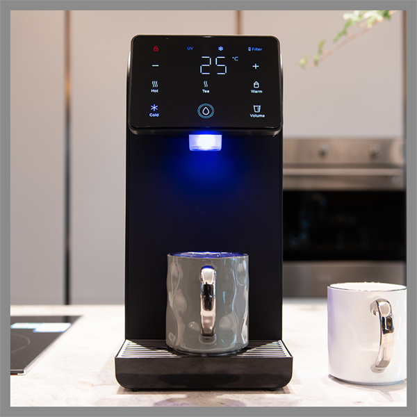 家庭用に設計された使いやすい浄水器で、水分補給ルーチンをアップグレードしましょう。