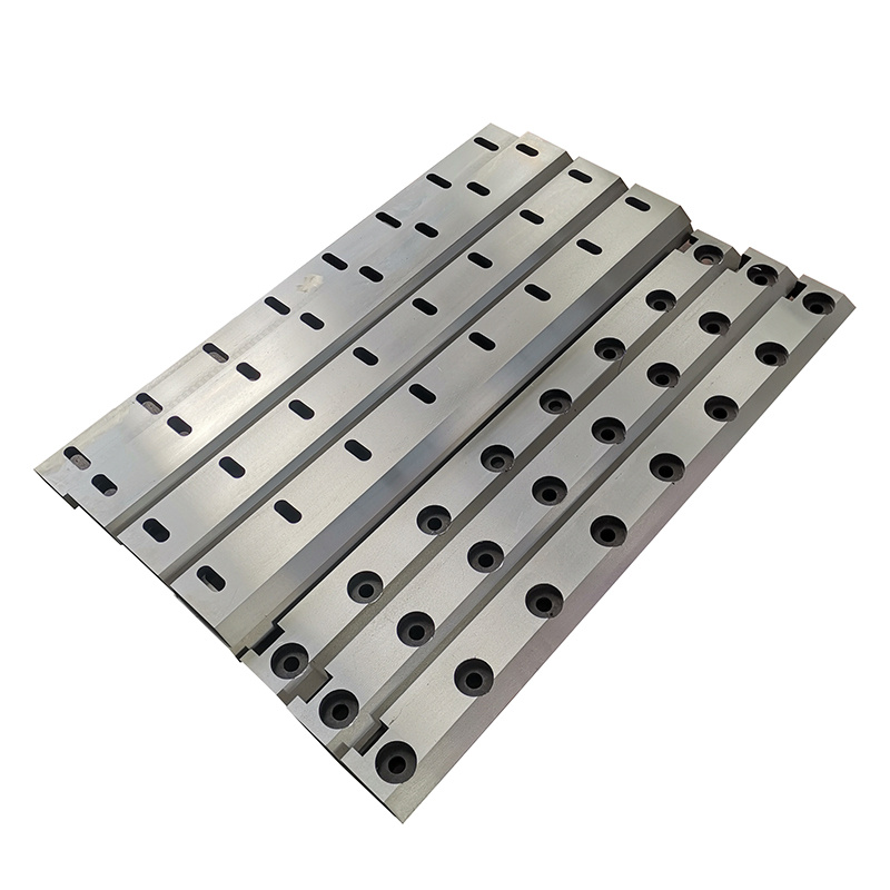 Versatile blades for various pelletizer machines
