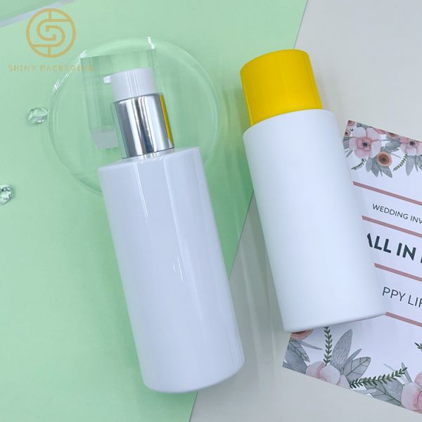 Utilisation des soins de la peau avec un emballage certainement durable
