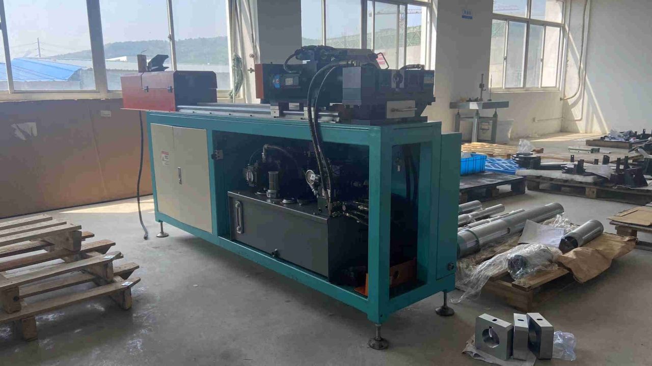 Pagbutihin ang iyong manufacturing speed at accuracy gamit ang isang automatic manifold punching machine.