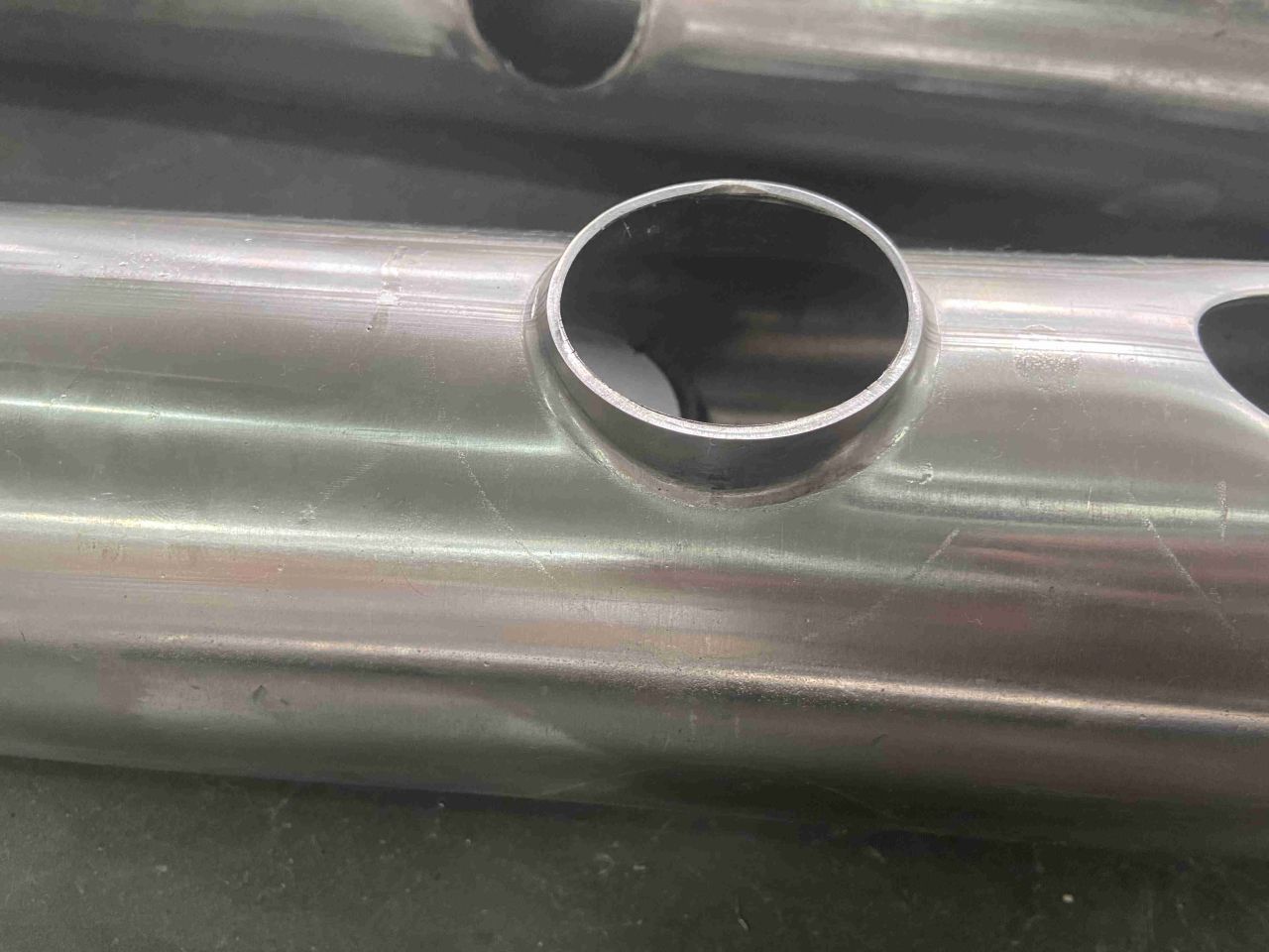 Kumuha ng precise at efficient na resulta gamit ang isang cutting-edge automatic manifold punching machine.