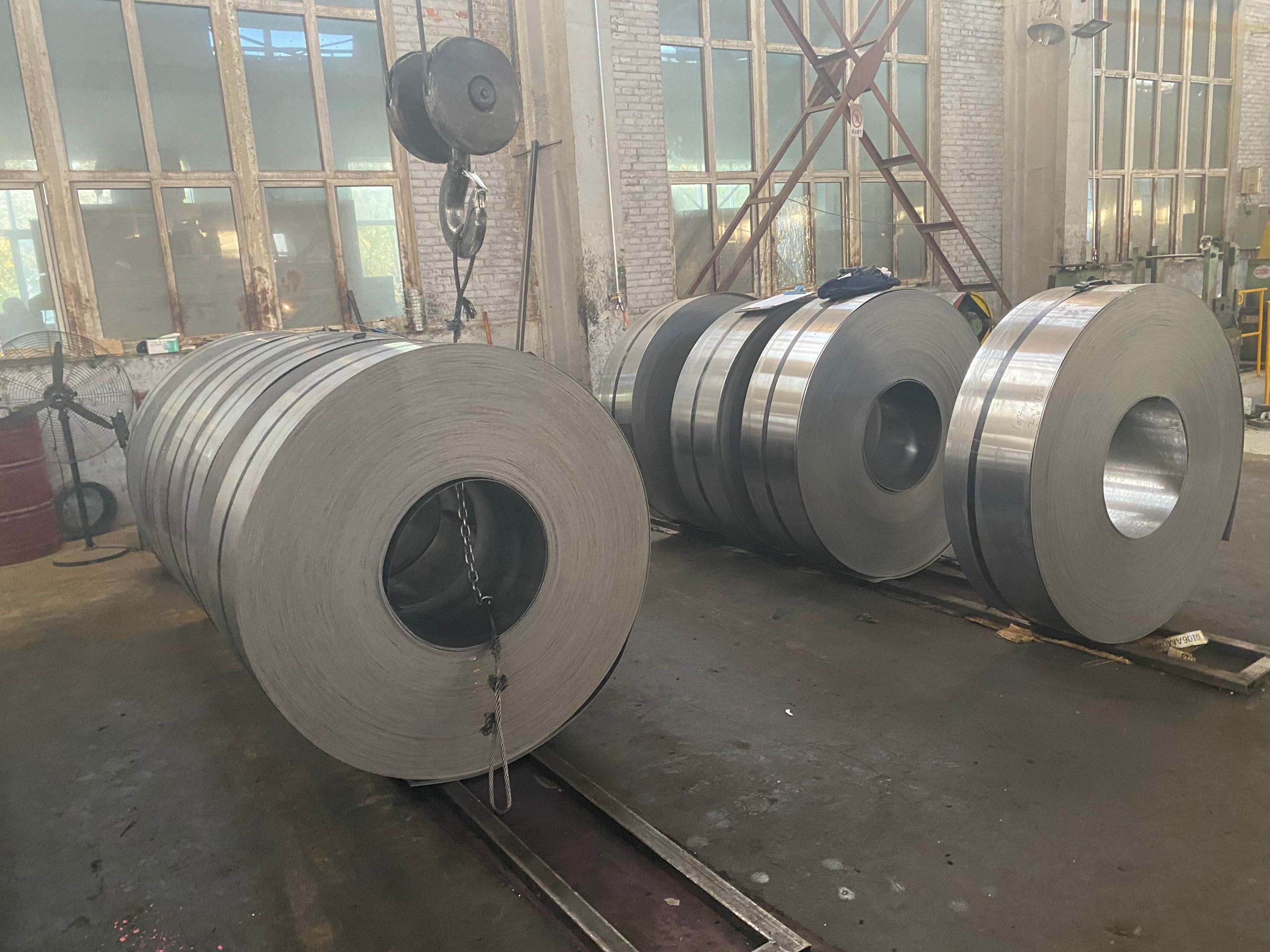 Factory selling 0.03mm 0.04mm 0.05mm 0.06mm 0.08mm thin 304 sheet aofeng factory stock stainless steel coil supplier