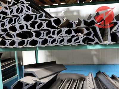 Porovnejte výhody a nevýhody různých materiálů přenosových pásů, který je vhodnější pro vaši odvětví?