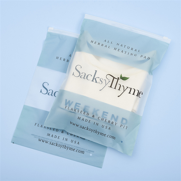 Toiletry travel hack: Medium ziplocks for spill prevention