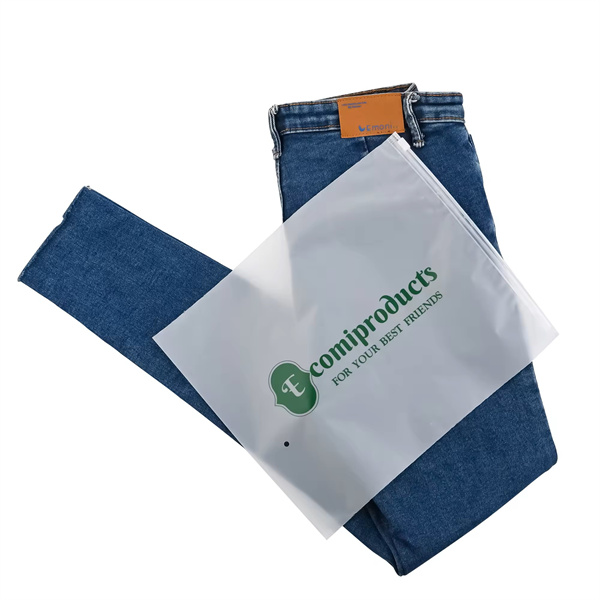 Ensure your clothes stay clean and wrinkle-free with a specialized storage bag.