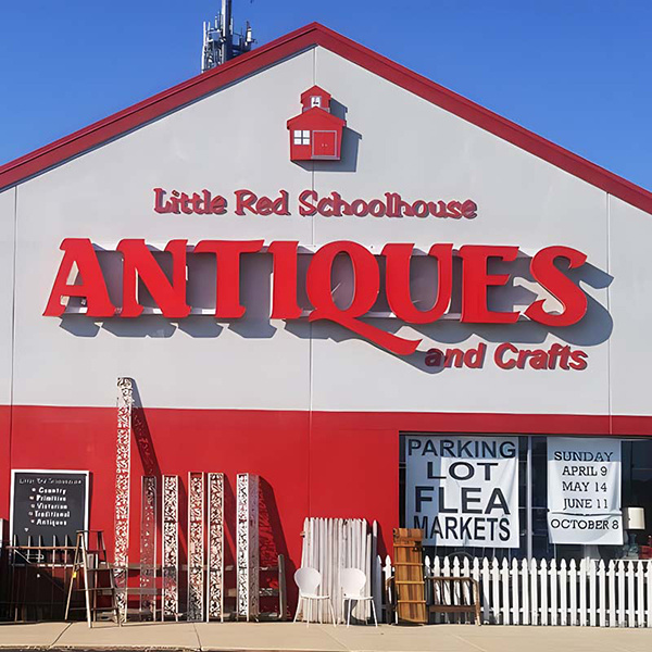 Illuminated vs non-illuminated store front signs - which one is right for you?