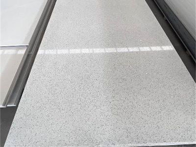 Découvrez les avantages et inconvénients du quartz artificiel par rapport aux plans de travail en granit
