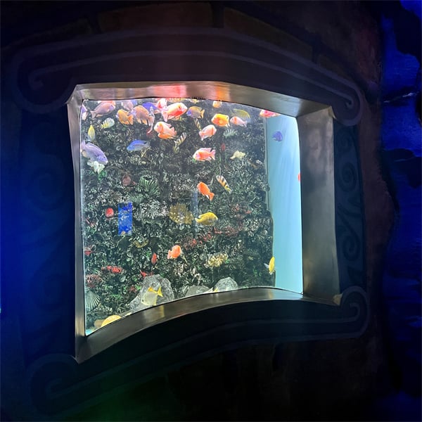 Mejora tu hogar o oficina con este colosal acuario.