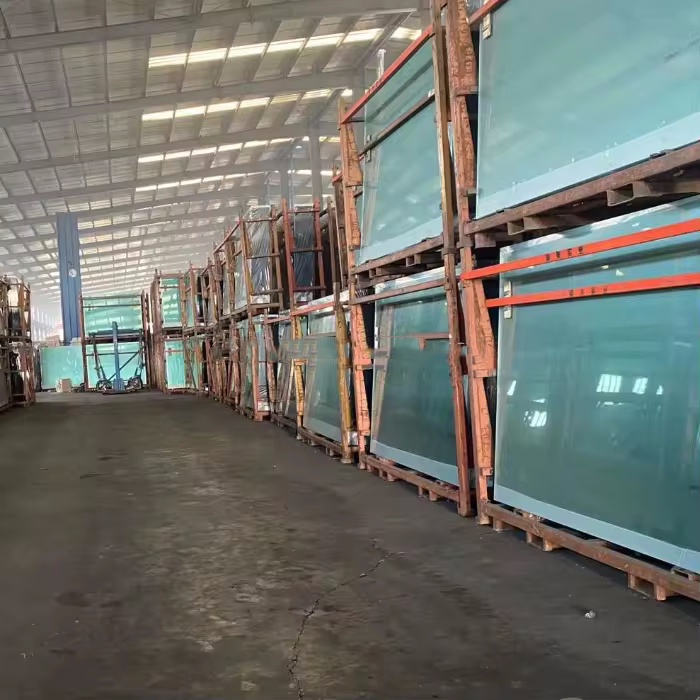 غيِّر روتينك الصباحي باستخدام مرآة مزينة بحجم كبير ومزودة بإضاءة LED