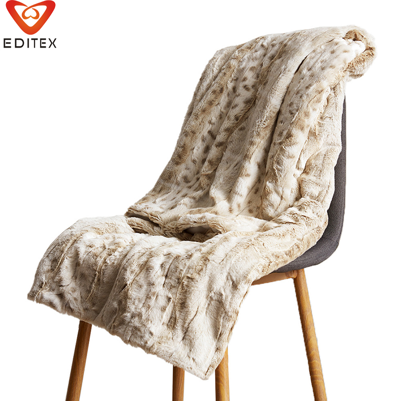 Factory Wholesale Latest Luxury PV Fleece Blanket Travel 100% Polyester Modern Hotel Knitted Folded Rectangular manufacture