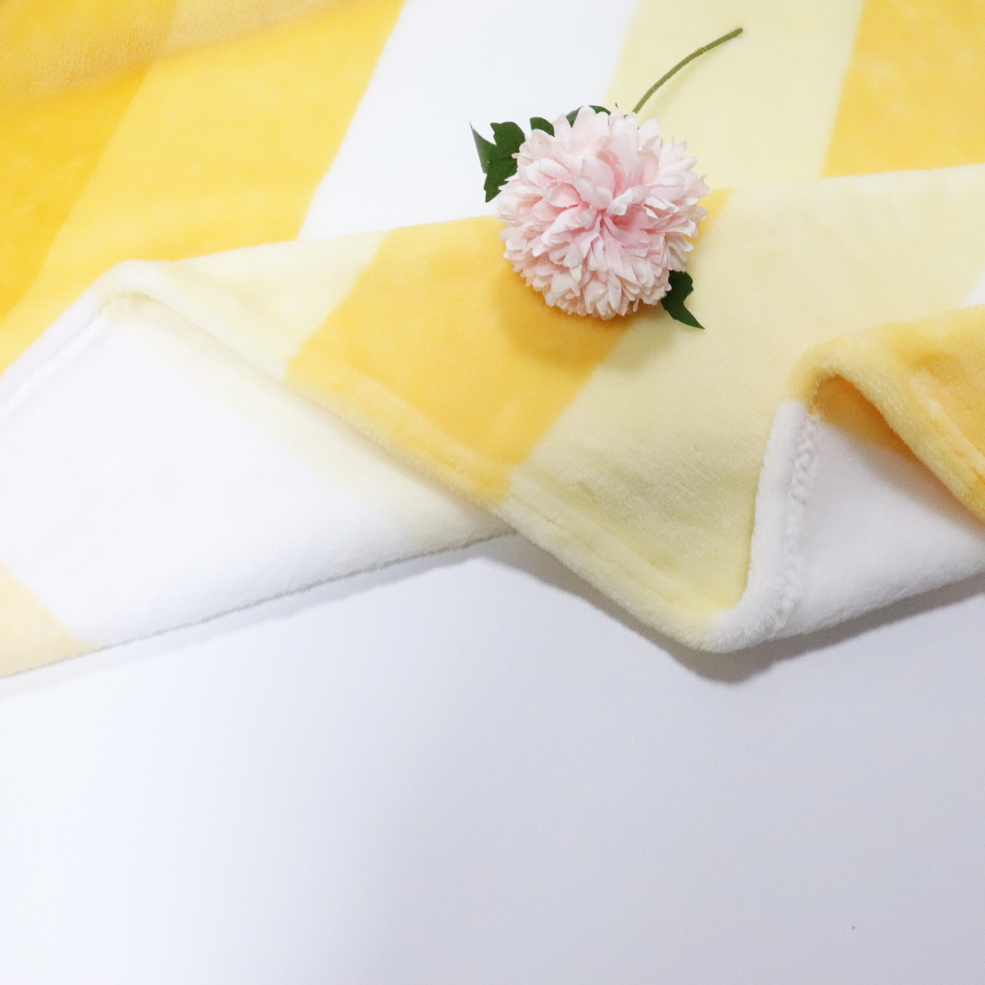 Sell high quality smooth feel 100% polyester fabric plush flannel fabric home textile/ details