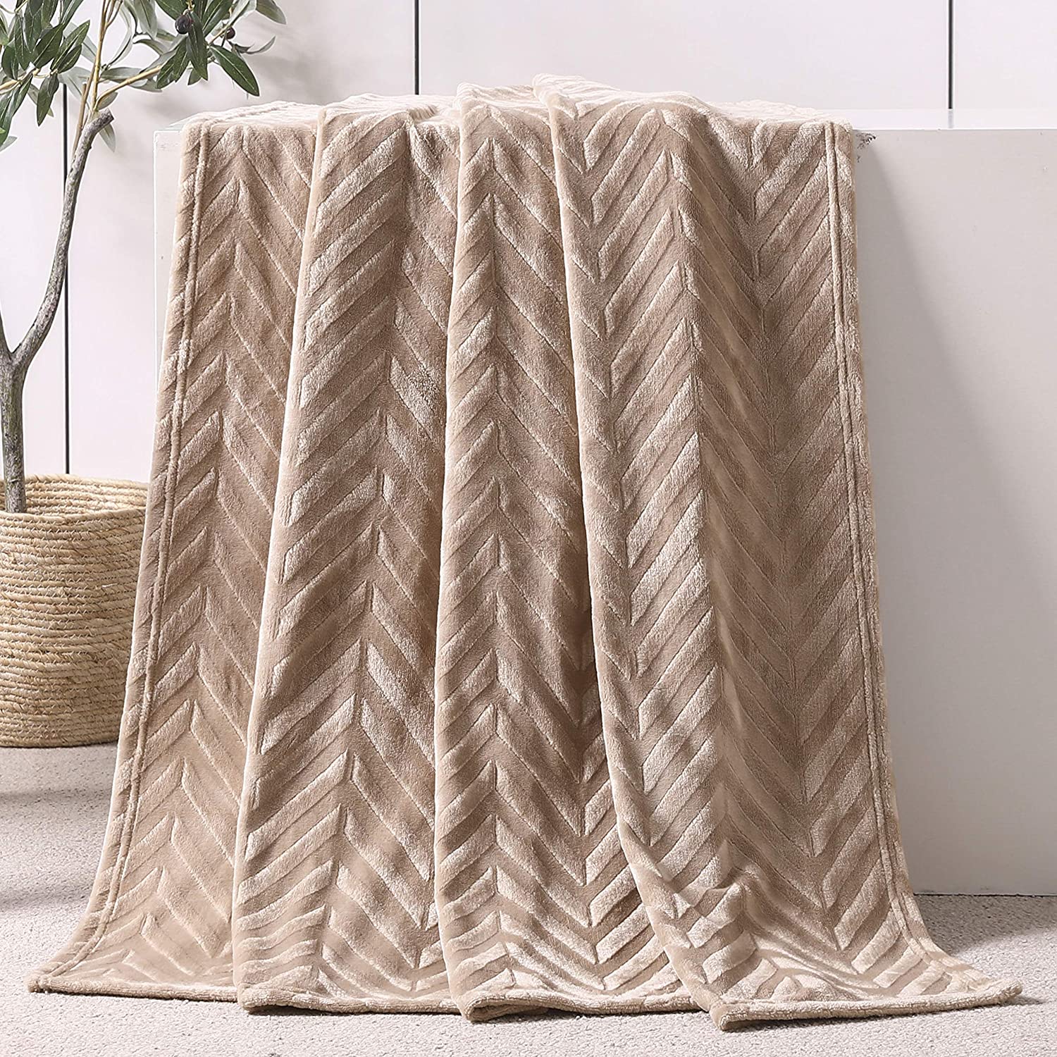 2024 New Design Plain Cut Designs Solid Comfortable Polyester Fabric Flannel Fleece Blanket factory