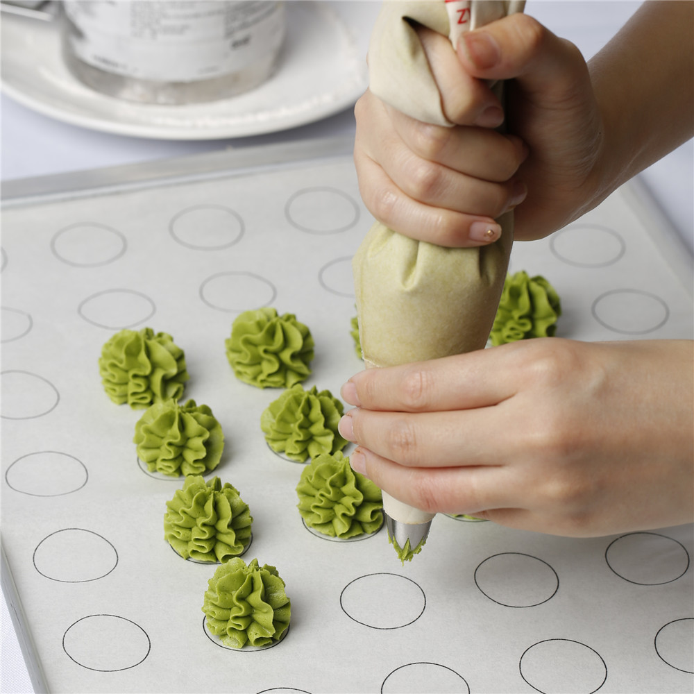 Round parchment paper elevates your cakes.
