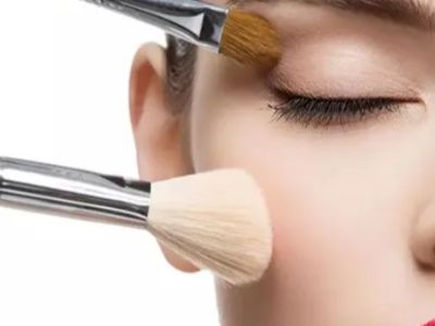 لماذا تحتاج إلى فرشاة المكياج