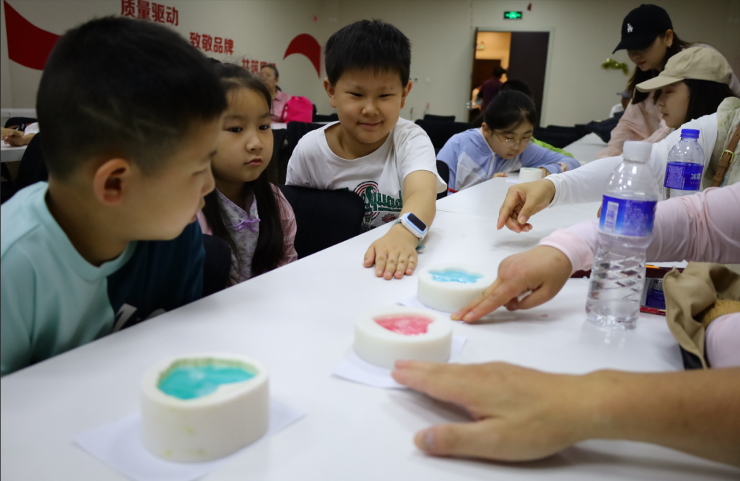 Parent -child tourism of Bee Kingdom Museum from Hunan, Guizhou, and Yunnan