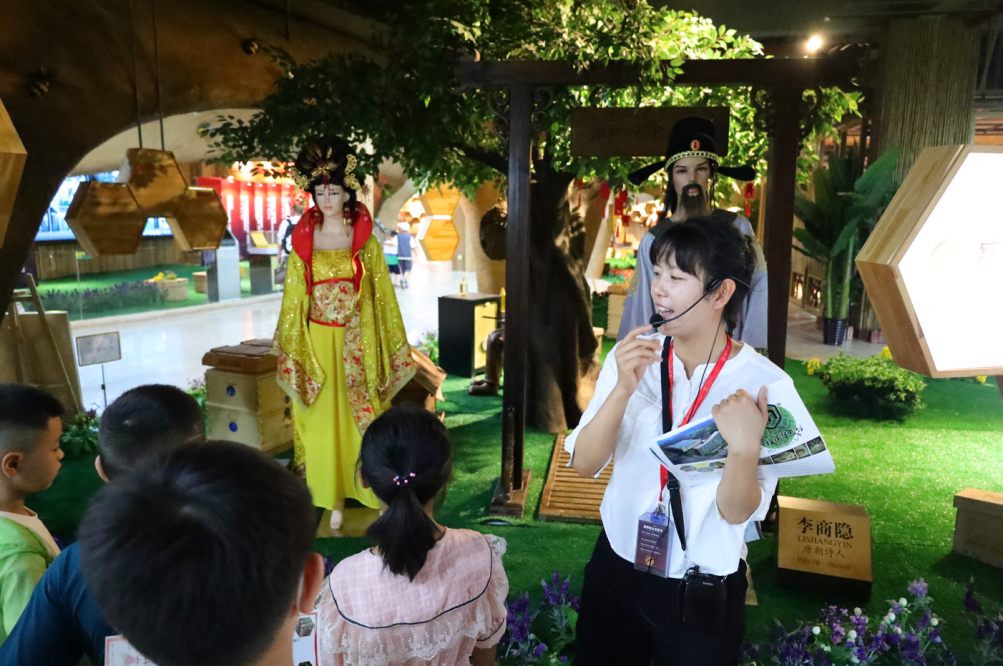 Parent -child tourism of Bee Kingdom Museum from Hunan, Guizhou, and Yunnan