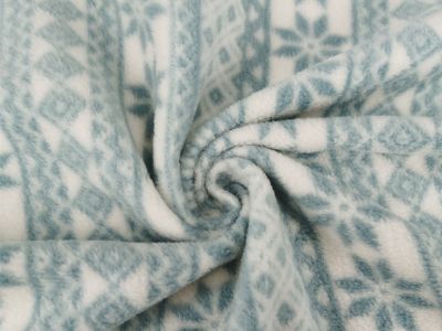 Polarfleecestoff vs. Koralfleecestoff: Welcher Stoff ist besser für dich?