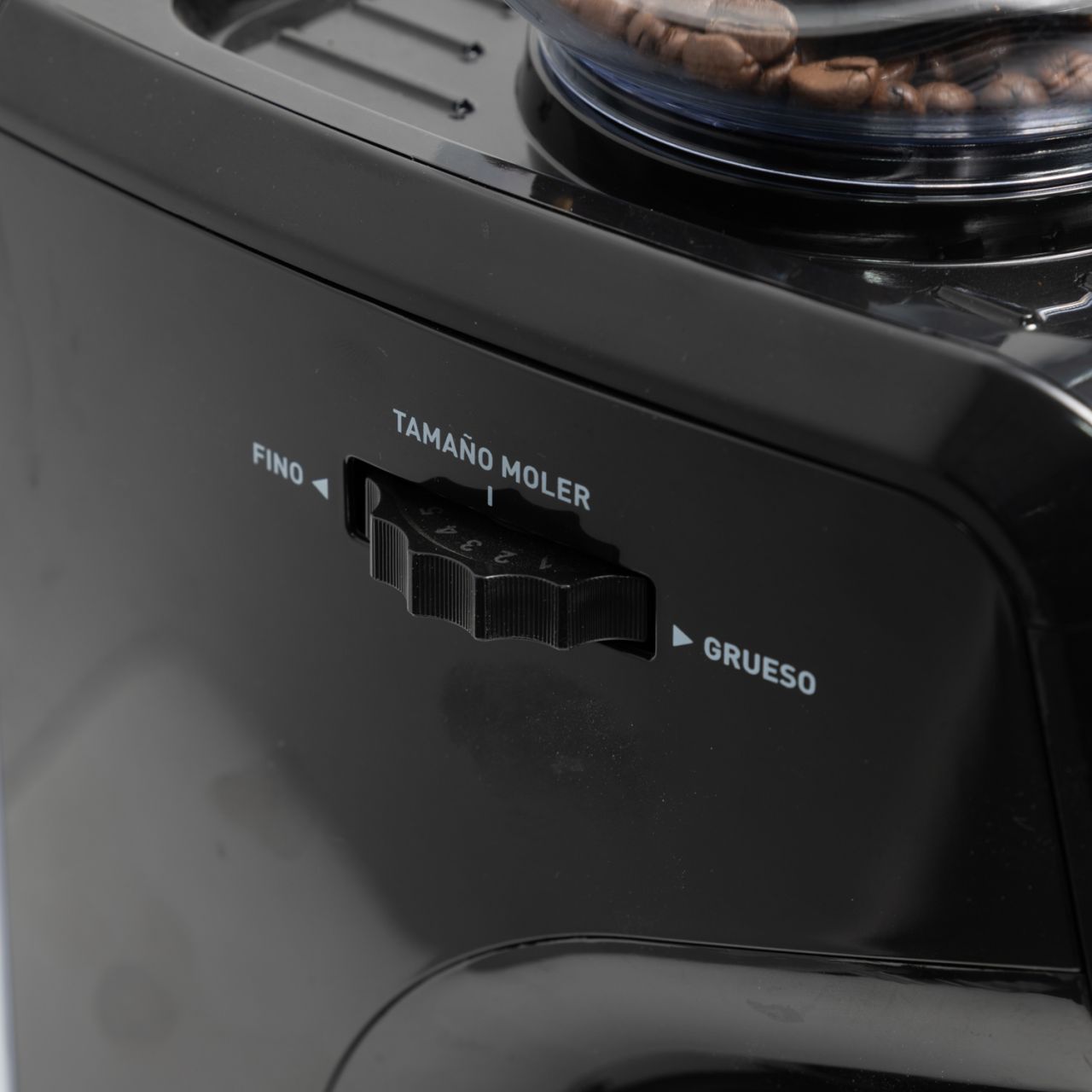 Elevate your coffee game with a built-in grinder and espresso maker comb