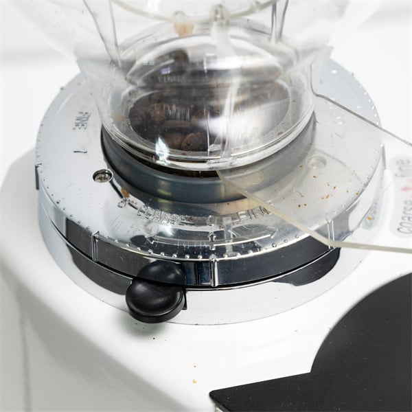 Simplifica tu rutina matutina con este molinillo eléctrico de café pequeño.