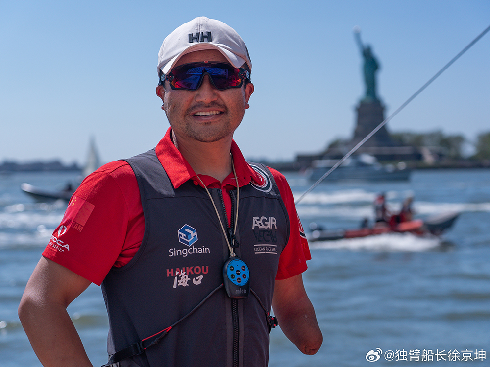 Captain Xu Jingkun, who lost one arm, and his ship “Haikou”