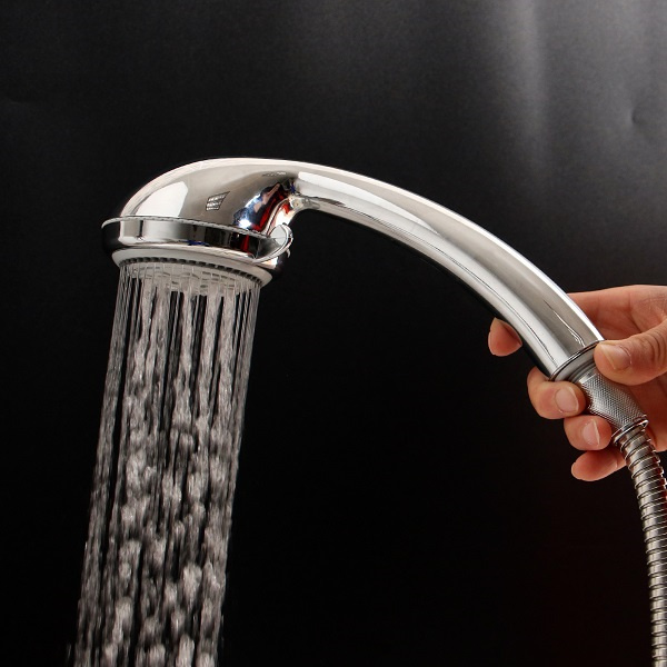 Behaal spa-soortige weelde met 'n muur-gebaseerde reënshowerkop en handshoweraanhangsel