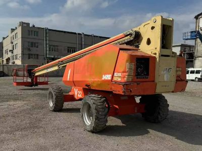 Man Lifts for Cleaning and Window Maintenance Jobs