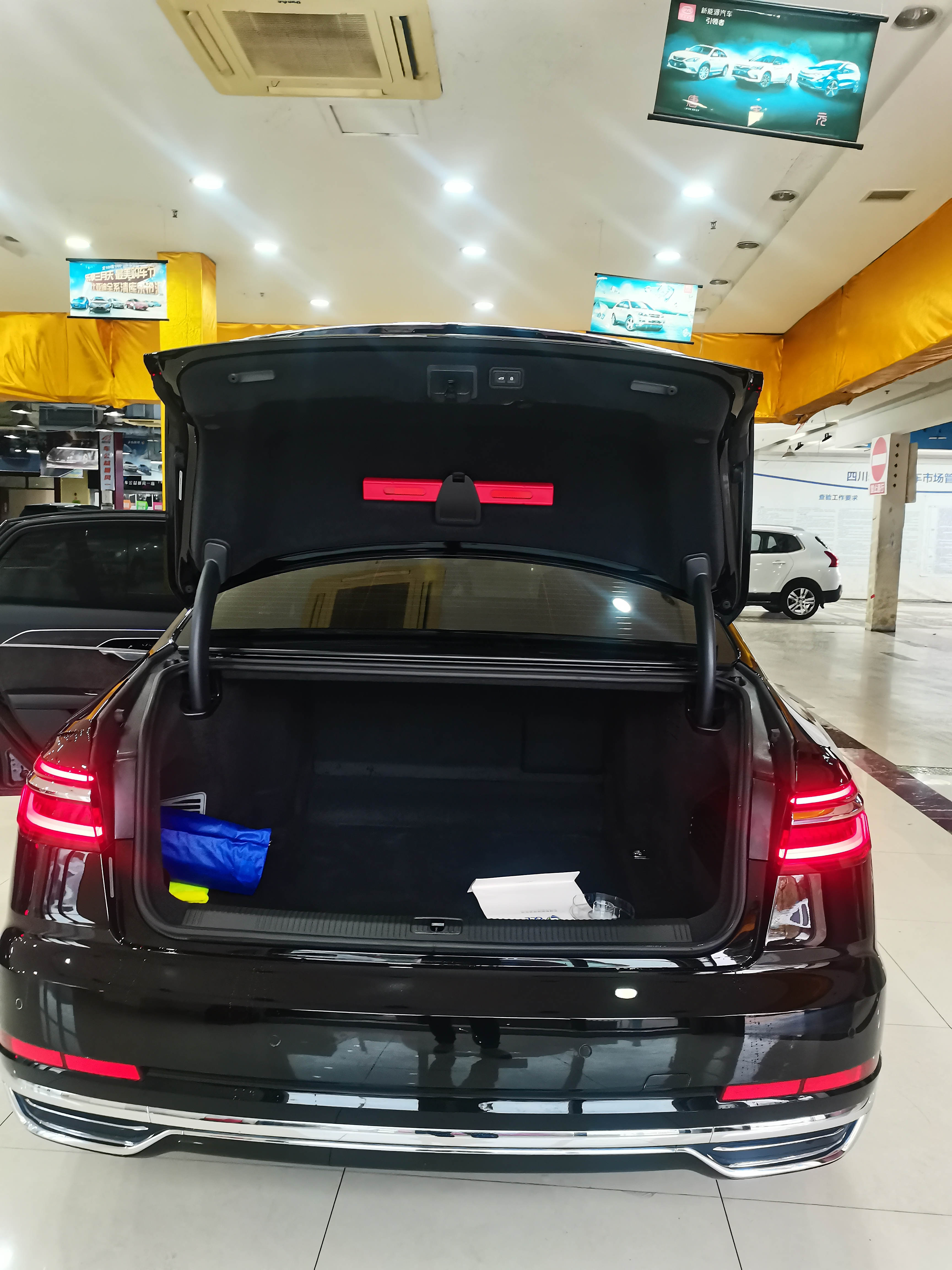 Hot Selling Audi A8L 50 TFSI Quattro 48V Fuel Vehicle With Mild Hybrid System factory