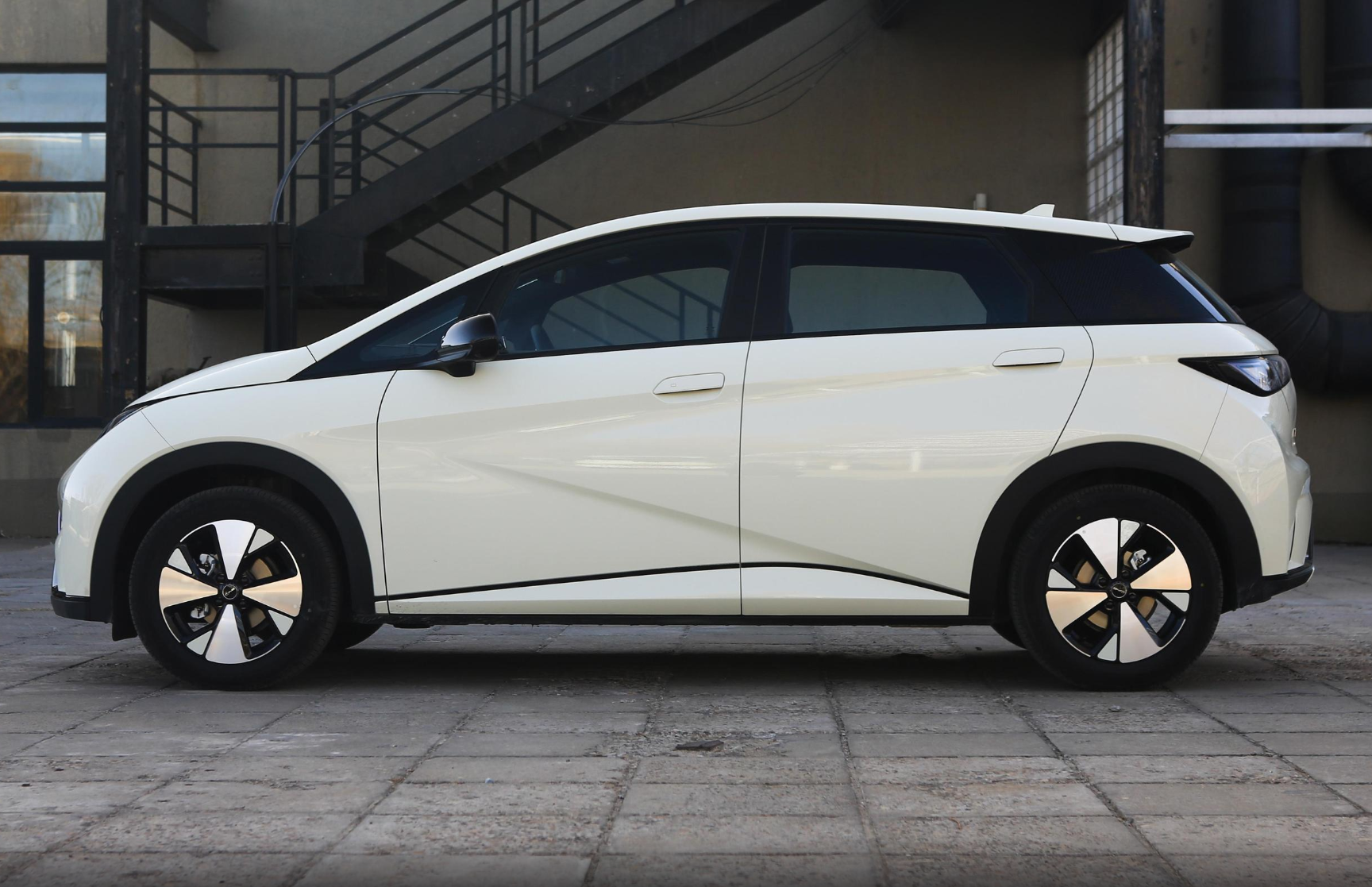 China hot model cheap BYD dolphin 2023 small car fast charge 0.5h Pure electric cruising range 420km new energy car factory