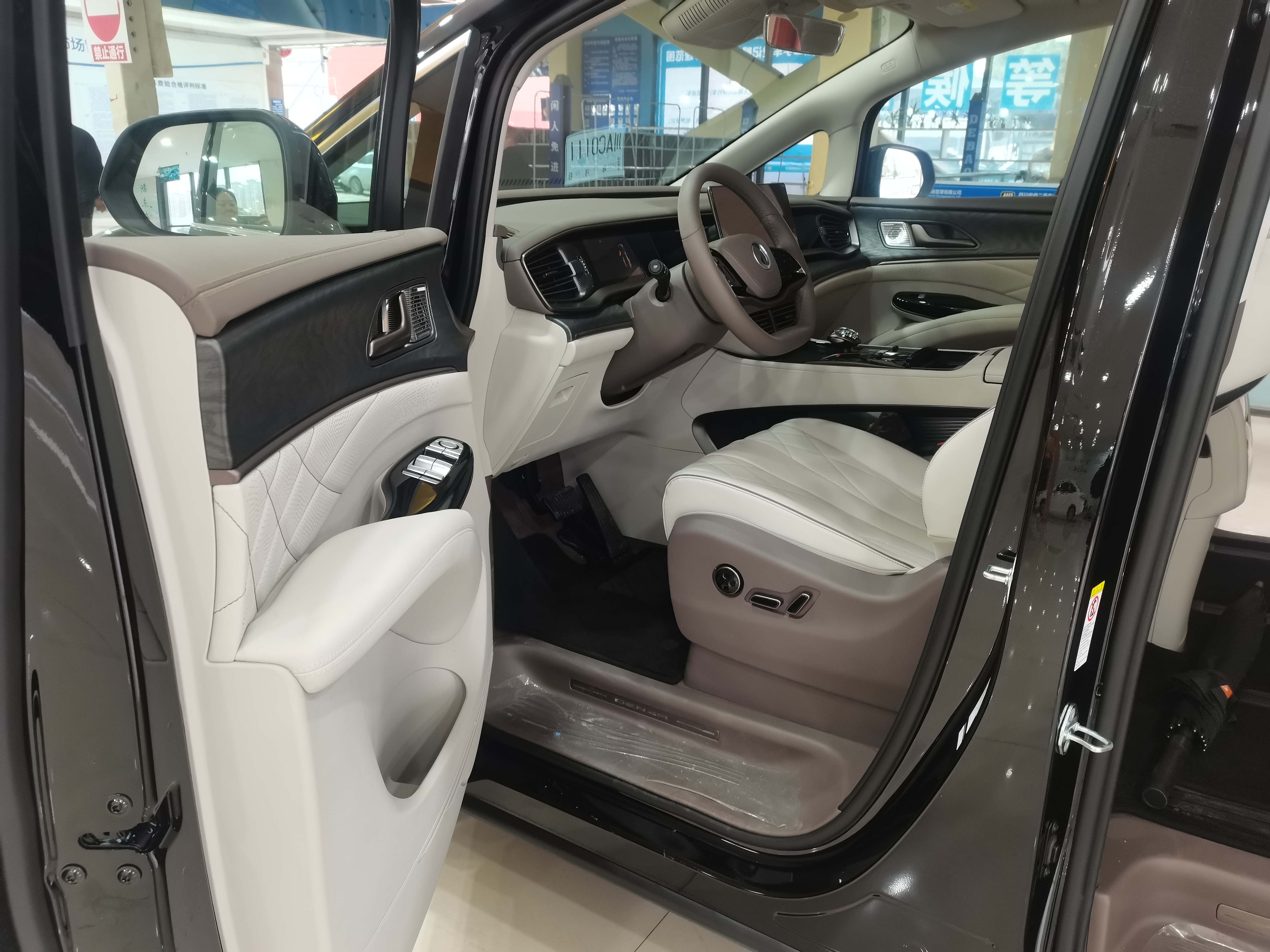 China Supplier Wholesale Denza D9 DM-i 1.1 Used MPV Car With Super Intelligent Interactive Cockpit details