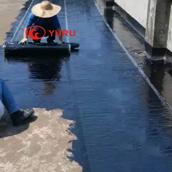 تطبيق عزل الماء باستخدام البيتومين