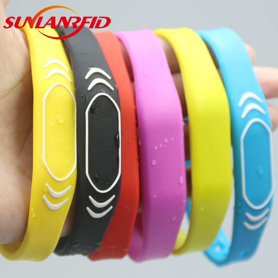 Custom Event Festival Waterproof Adjustable13.56mhz NFC Smart Silicone RFID Wristband Bracelet Door Access Control manufacture