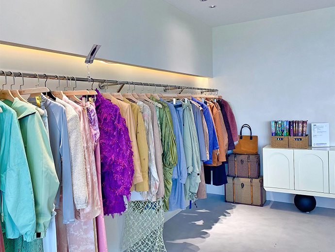 all the garment after fashion week are waiting for customers to choose-1