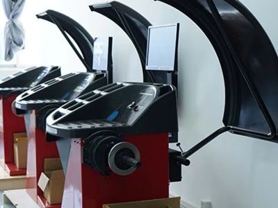 Welche Funktionen eines automatischen Radwuchtgeräts tragen zur Reduzierung von Bedienerfehlern bei