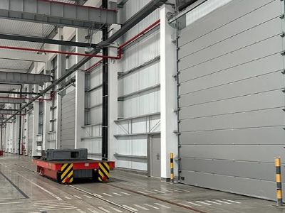 Ako izolované segmentové nadzvukové dvere pomáhajú udržiavať stabilné vnútorné podmienky