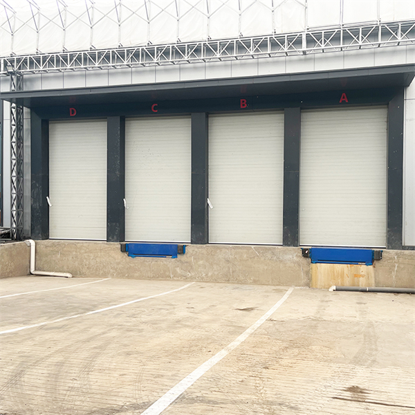 Choisissez une porte élévatrice pour un processus de chargement fluide et facile