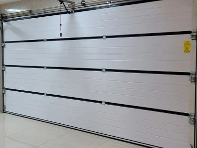 Ako komerčné segmentové dvere zlepšujú každodenný prístup do komerčných budov