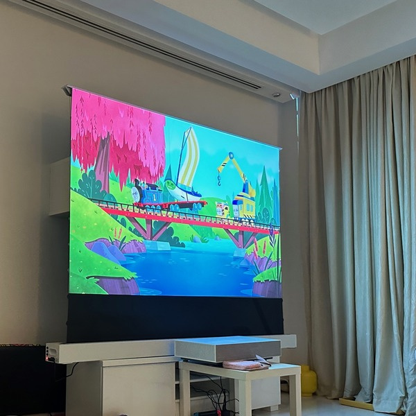 عزز إعداد مسرح منزلك باستخدام شاشة عرض أرضية كهربائية.