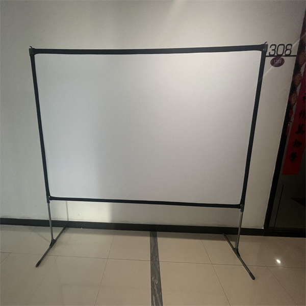 Chuyển đổi sân sau của bạn thành rạp chiếu phim ngoài trời với màn hình di động
