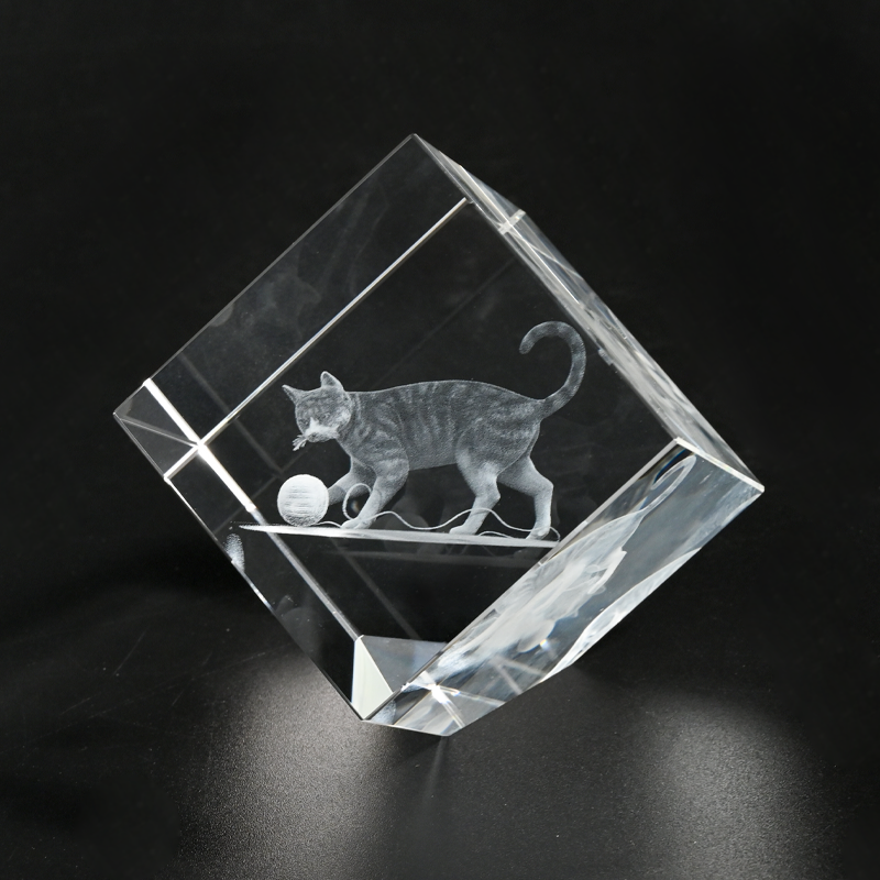 Personal Custom 3d laser engraved crystal Cube Glass Crafts Blank Crystal Block Glass Animals Inside Carving Cube manufacture