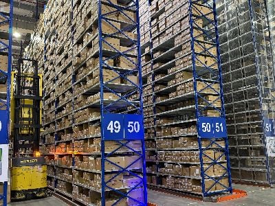 So verbessert ein Hochleistungs-Palettenregal die Sicherheit in der Werkstatt