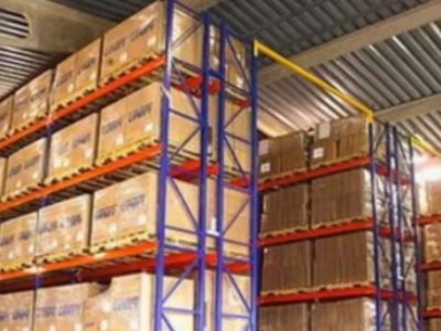 Maßgeschneiderte industrielle Regallösung für die Fertigung