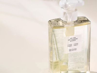 Natural Shampoo vs. Medicated Shampoo: Which is Better for Dandruff and Scalp Issues?