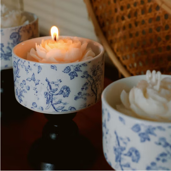 Wholesale Luxury Blue White Porcelain Ceramic Jar Scented Flower Modeling Soy Wax Candles Private Label Home Decor Gift supplier