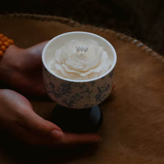 Wholesale Luxury Blue White Porcelain Ceramic Jar Scented Flower Modeling Soy Wax Candles Private Label Home Decor Gift details