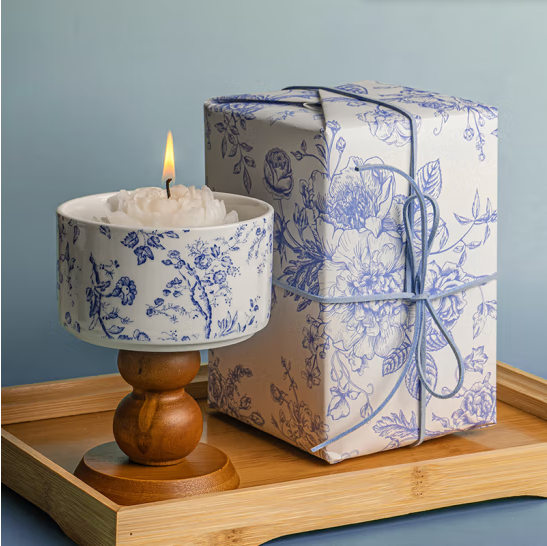Wholesale Luxury Blue White Porcelain Ceramic Jar Scented Flower Modeling Soy Wax Candles Private Label Home Decor Gift factory