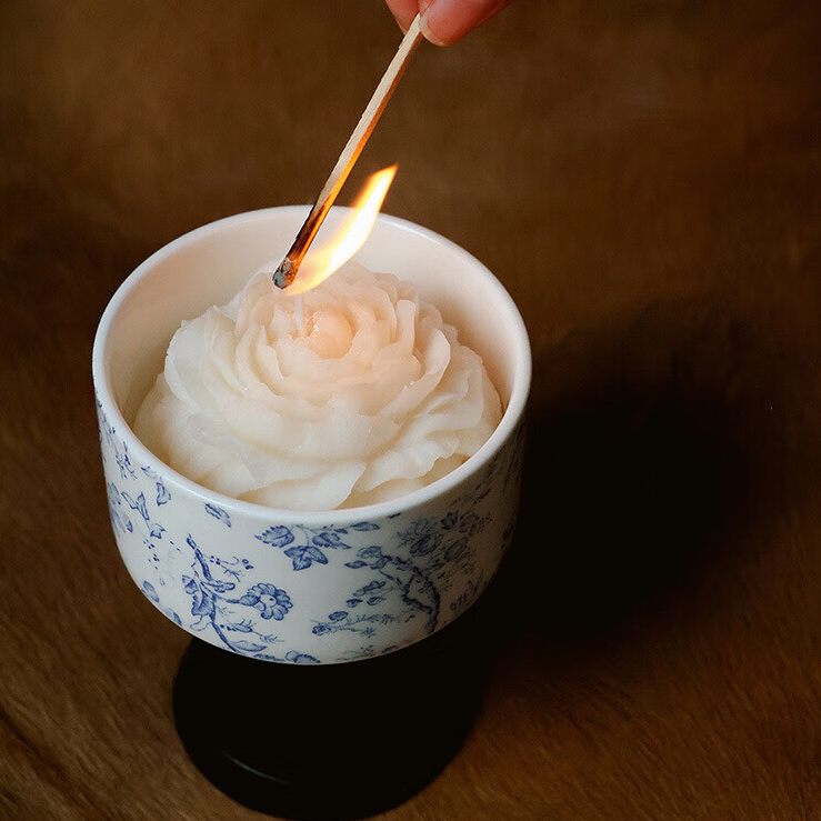 Wholesale Luxury Blue White Porcelain Ceramic Jar Scented Flower Modeling Soy Wax Candles Private Label Home Decor Gift manufacture