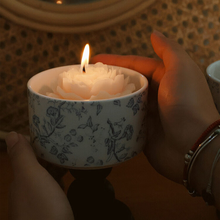 Wholesale Luxury Blue White Porcelain Ceramic Jar Scented Flower Modeling Soy Wax Candles Private Label Home Decor Gift factory