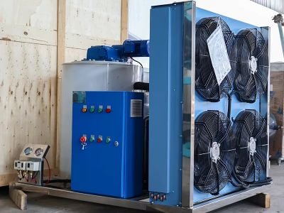 Les machines à glace en flocons d’eau de mer permettent aux flottes hauturières de congeler leur prise sans accoster pour obtenir de l’eau douce