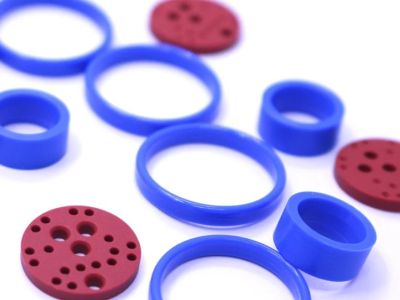 Evaluación de un proveedor para un pedido de juntas de goma para puertas de alto volumen