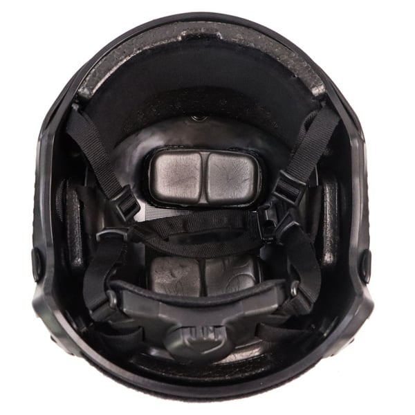 Mit verstellbaren Gurten und Polsterung kann der ballistische Helm auf die Kopfgröße des Trägers abgestimmt werden, um einen passgenauen und sicheren Sitz zu gewährleisten.